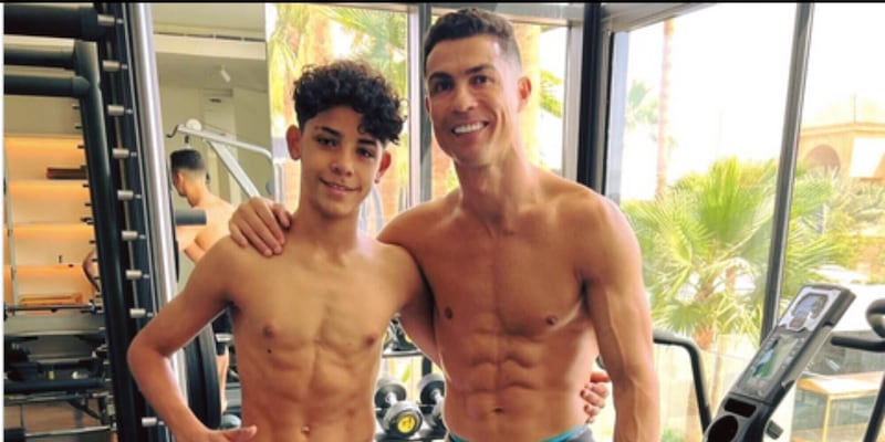 cristiano-ronaldo-e-la-foto-virale-con-il-figlio-perche-ha-lo-smalto-nero-sulle-unghie-dei-piedi-2,