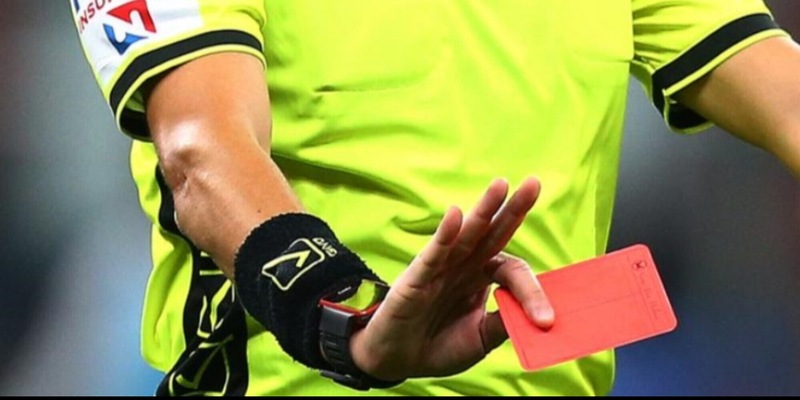 incredibile-in-piemonte-stringe-il-capezzolo-allarbitro-maxi-squalifica-2,