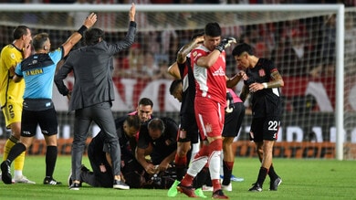 convulsioni-in-campo-dramma-in-argentina-estudiantes-boca-rinviata-2,