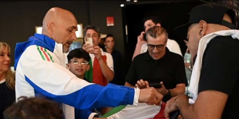 litalia-di-spalletti-incontra-i-tifosi-sfide-a-ping-pong-e-a-biliardo-2,