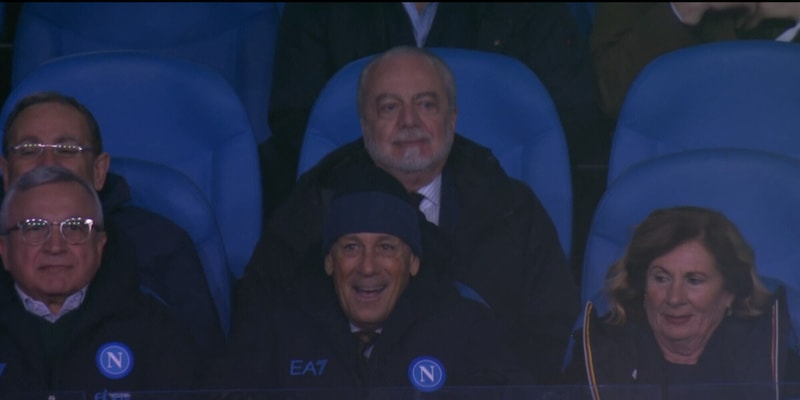 de-laurentiis-salta-in-tribuna-dopo-il-gol-del-napoli-contro-la-juve-la-foto-e-virale-2,