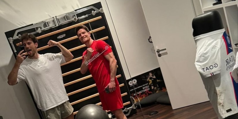 goretzka-in-palestra-un-manichino-con-una-maglia-del-psg-ce-un-motivo-2,