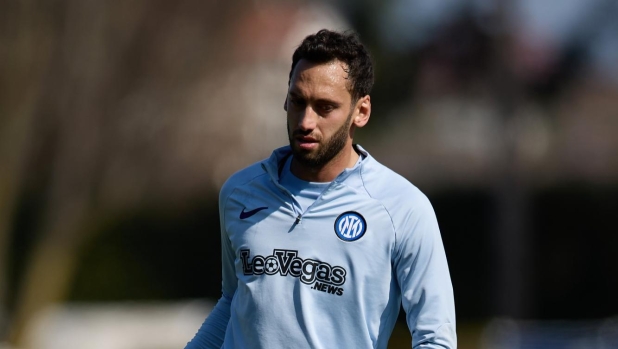 calhanoglu-semaforo-verde-per-bologna-inter-ci-sara-ballottaggio-in-regia-con-asllani-2,