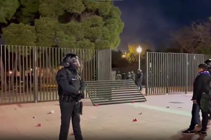 video-barcellona-napoli-incidenti-tra-ultra-di-casa-e-la-polizia-divelto-un-cancello-2,