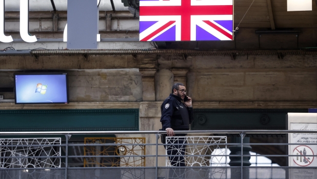 disordini-durante-il-volo-per-londra-gruppo-di-tifosi-della-roma-fermato-dalla-polizia-2,