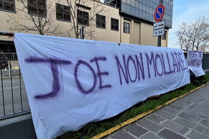 joe-barone-giornalisti-e-striscioni-fuori-dal-san-raffaele-di-milano-2,