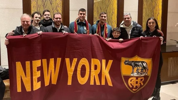 pellegrini-e-mancini-labbraccio-dei-tifosi-al-roma-club-di-new-york-2,