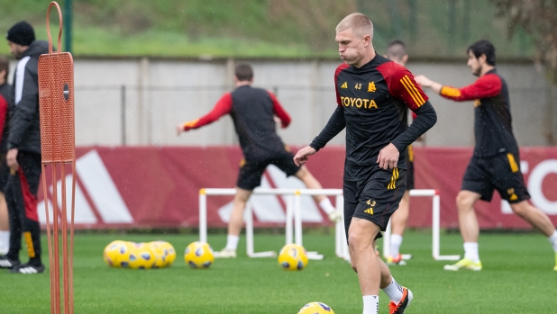 pioggia-e-freddo-a-trigoria-ma-non-per-kristensen-che-resta-a-torso-nudo-lo-sfotto-di-abraham-2,