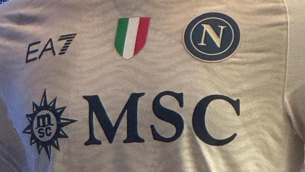 napoli-nuova-maglia-per-lo-scudetto-ce-geolier-manca-la-patch-anti-razzismo-2,