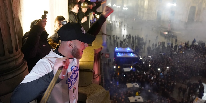 Festa scudetto Inter, giocatori sui balconi a piazza Duomo: delirio fino all’alba