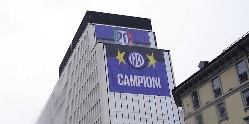Scudetto Inter: la seconda stella campeggia anche sulla sede