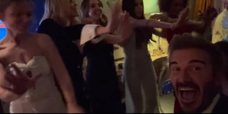 Le Spice Girls ballano, Beckham fa la "groupie": il siparietto