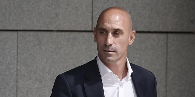 rubiales-torna-a-madrid-prelevato-allaeroporto-dalla-guardia-civile-2,