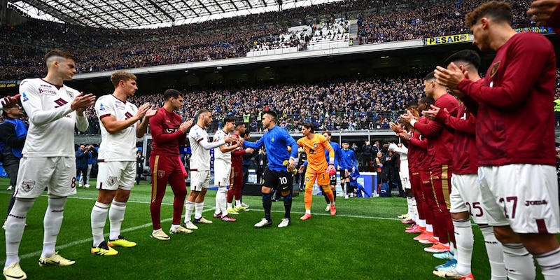 Pasillo de honor ai campioni dell’Inter: il gesto dei giocatori del Torino