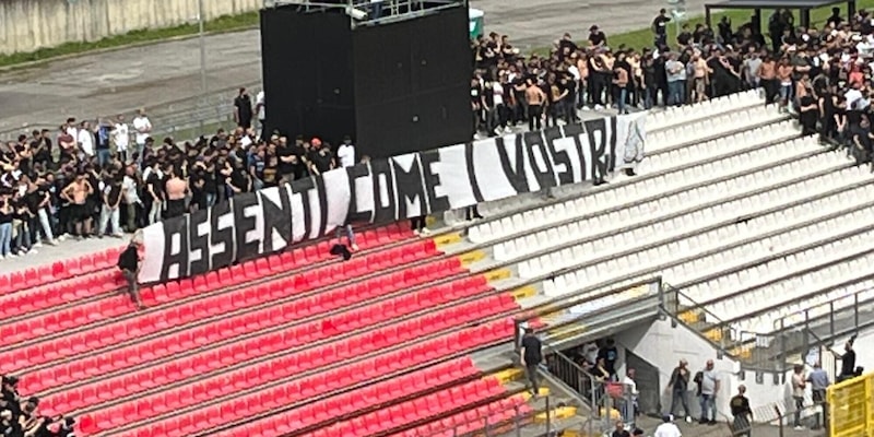 napoli-la-protesta-dei-tifosi-durante-la-partita-con-il-monza-lo-striscione-esplicito-2,