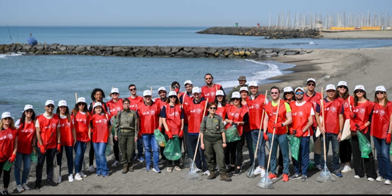 Roma e Q8 per l'ambiente: ripulito un tratto della spiaggia di Ostia