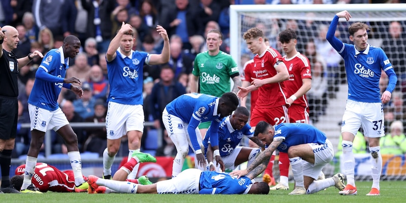 Everton, che paura per Beto: esce in barella con l’ossigeno dopo uno scontro aereo