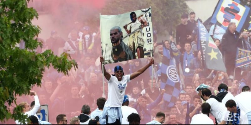 Festa Inter, striscione di Dumfries contro Theo Hernandez: bufera social