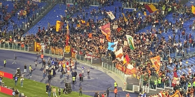 la-roma-vince-il-derby-e-de-rossi-impazzisce-quello-che-successo-sotto-la-sud-2,