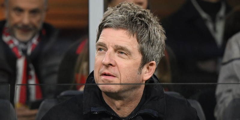 Noel Gallagher a San Siro per Milan-Inter: tifo scatenato per il derby scudetto
