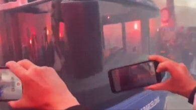 Incredibile a Barcellona: tifosi blaugrana lanciano pietre sul bus... di Xavi