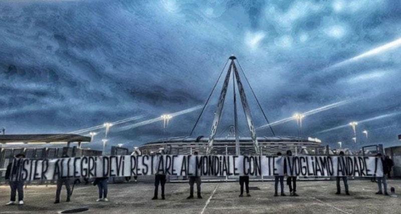 Juve, i tifosi non hanno dubbi: lo striscione per Allegri allo Stadium