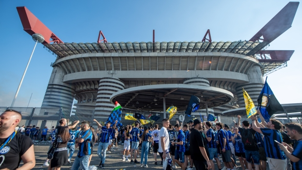 I tifosi dell'Inter "invadono" Appiano per caricare la squadra: obiettivo scudetto nel derby