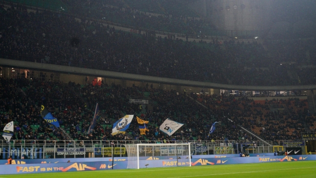 "La capolista se ne va": San Siro ribolle. Il pullman arriva tra i fumogeni. Applausi per Handa