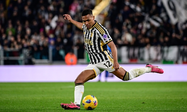 Presenze record, stipendio top, rendimento flop: dentro la rottura tra il tifo Juve e Alex Sandro 1 presenze-record-stipendio-top-rendimento-flop-dentro-la-rottura-tra-il-tifo-juve-e-alex-sandro-2,