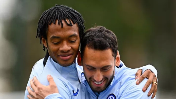 inter-cuadrado-torna-in-gruppo-e-calhanoglu-gli-da-il-bentornato-2,