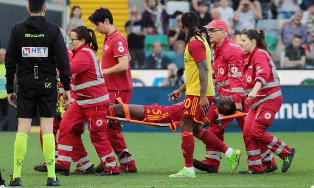 Paura per Ndicka: malore in campo e partita sospesa. Non è in pericolo di vita