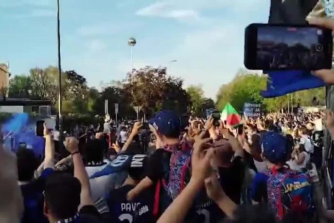 Inter-Cagliari, cori e fumogeni all'arrivo del pullman nerazzurro