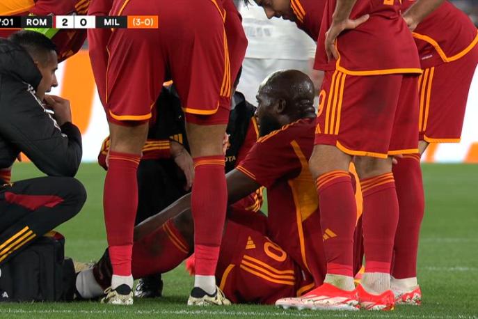 Roma-Milan, l'infortunio di Lukaku al 28'