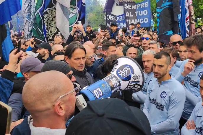 Inter, invasione dei tifosi: il video dell'incontro con i giocatori