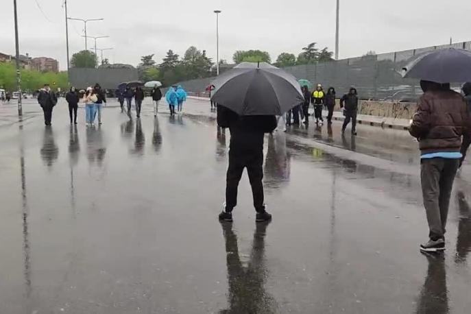 Milan-Inter, atmosfera bagnata fuori San Siro