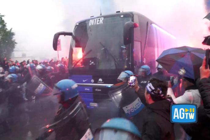 Milan-Inter, l'arrivo del pullman dei nerazzurri a San Siro: la carica dei tifosi