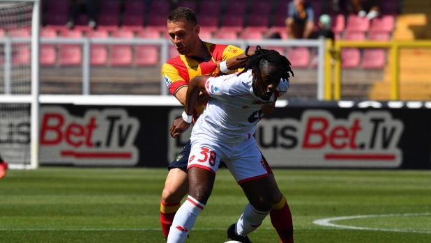 LIVE Lecce-Monza 0-0, si parte: Oudin in ritardo su Akpa Akpro, cartellino giallo anche per lui