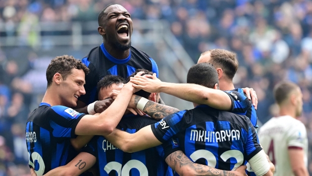 Calhanoglu fa partire la festa scudetto: due gol nella ripresa e l'Inter batte anche il Torino