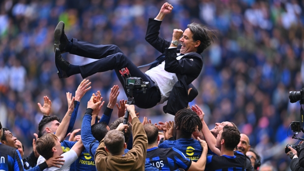 I cori dello stadio, i giocatori che lo portano in trionfo: la giornata da sogno di Inzaghi