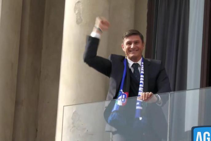 Video festa scudetto Inter, Zanetti ai tifosi in piazza Duomo: "Vinto grazie a voi"