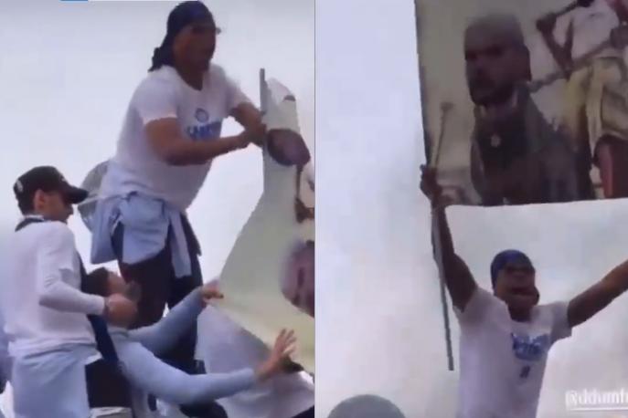 Video, Dumfries mostra uno striscione contro Theo Hernandez alla festa scudetto dell'Inter
