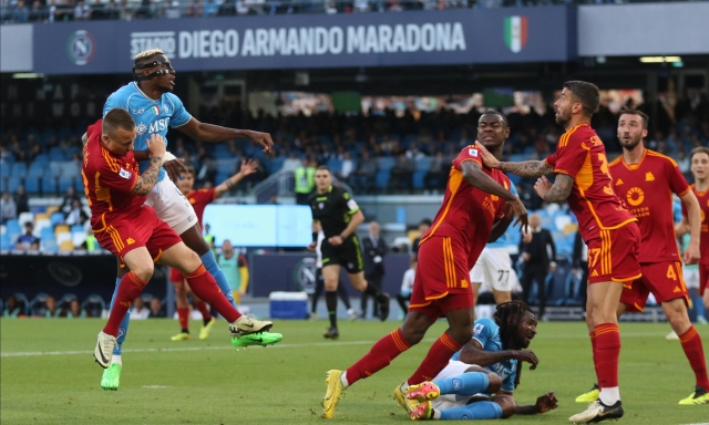 Quattro gol, tanta Var e un punto a testa: il Napoli rallenta la corsa Champions della Roma