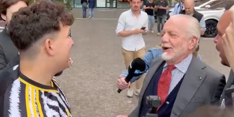 Tifosi della Juve chiedono un selfie a De Laurentiis: la risposta fa ridere tutti VIDEO