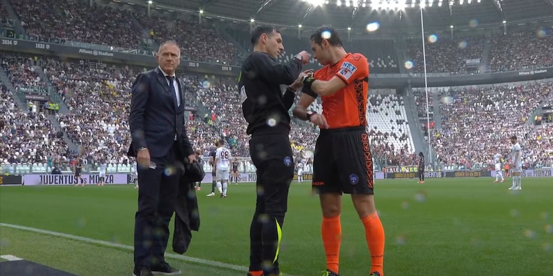 Juve-Salernitana, problema tecnico per l'arbitro: cosa è successo