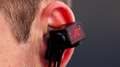 RefCam, la Premier sperimenta l'arbitro con la videocamera nell'orecchio