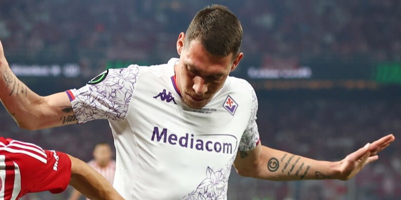 Belotti, gesto da brividi verso l'avversario dell'Olympiacos: stadio ammutolito