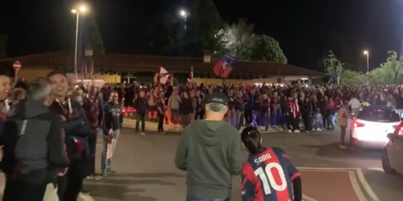 Bologna, un bagno di folla accoglie la squadra al rientro da Napoli