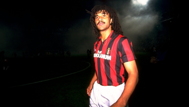 Gullit: "Difficile per il Milan dominare in Italia. Zirkzee? Farebbe comodo ai rossoneri"