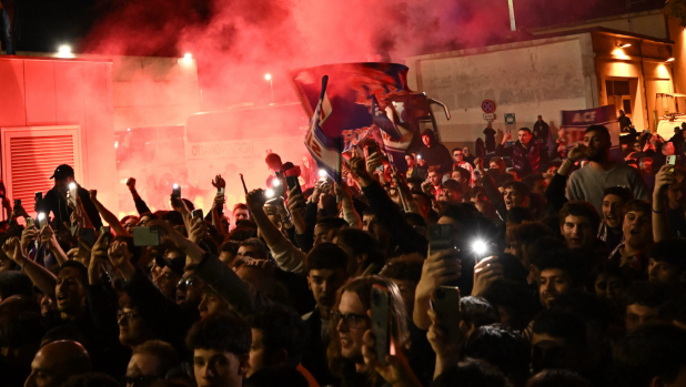 Notte di delirio Viola: cori, fumogeni e l'abbraccio di 300 tifosi alla Fiorentina