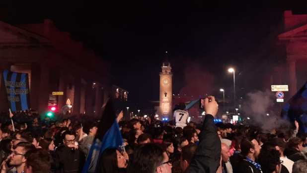 La bellissima notte di Bergamo: migliaia di persone in centro per festeggiare l'Atalanta